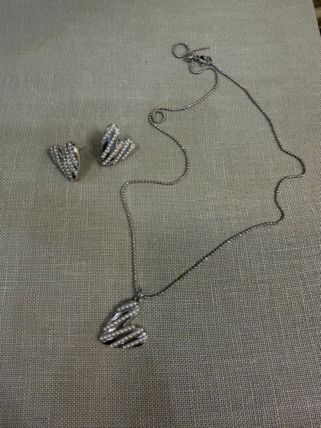 Set collar y aretes pearl corazones