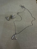 Set collar y aretes pearl corazones