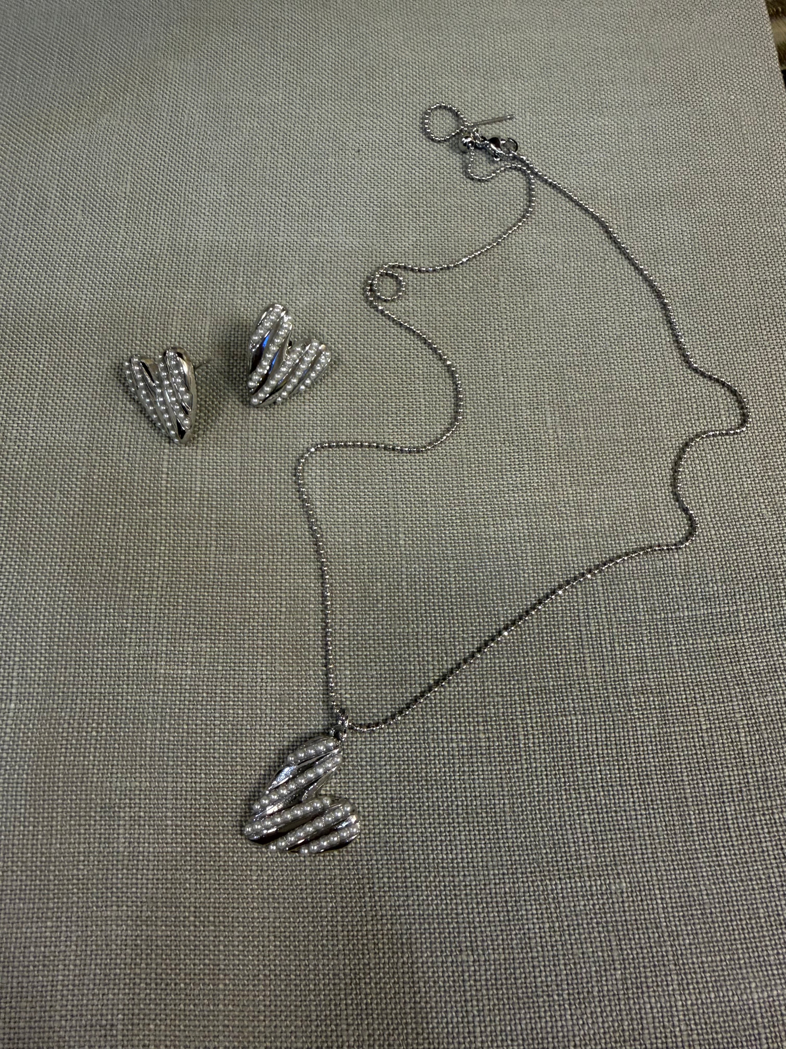 Set collar y aretes pearl corazones