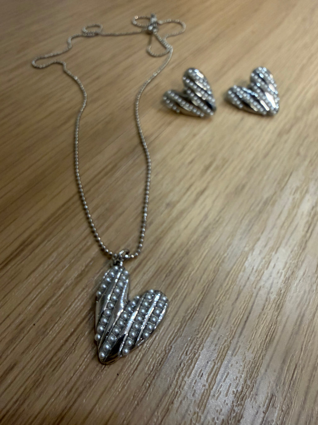 Set collar y aretes pearl corazones