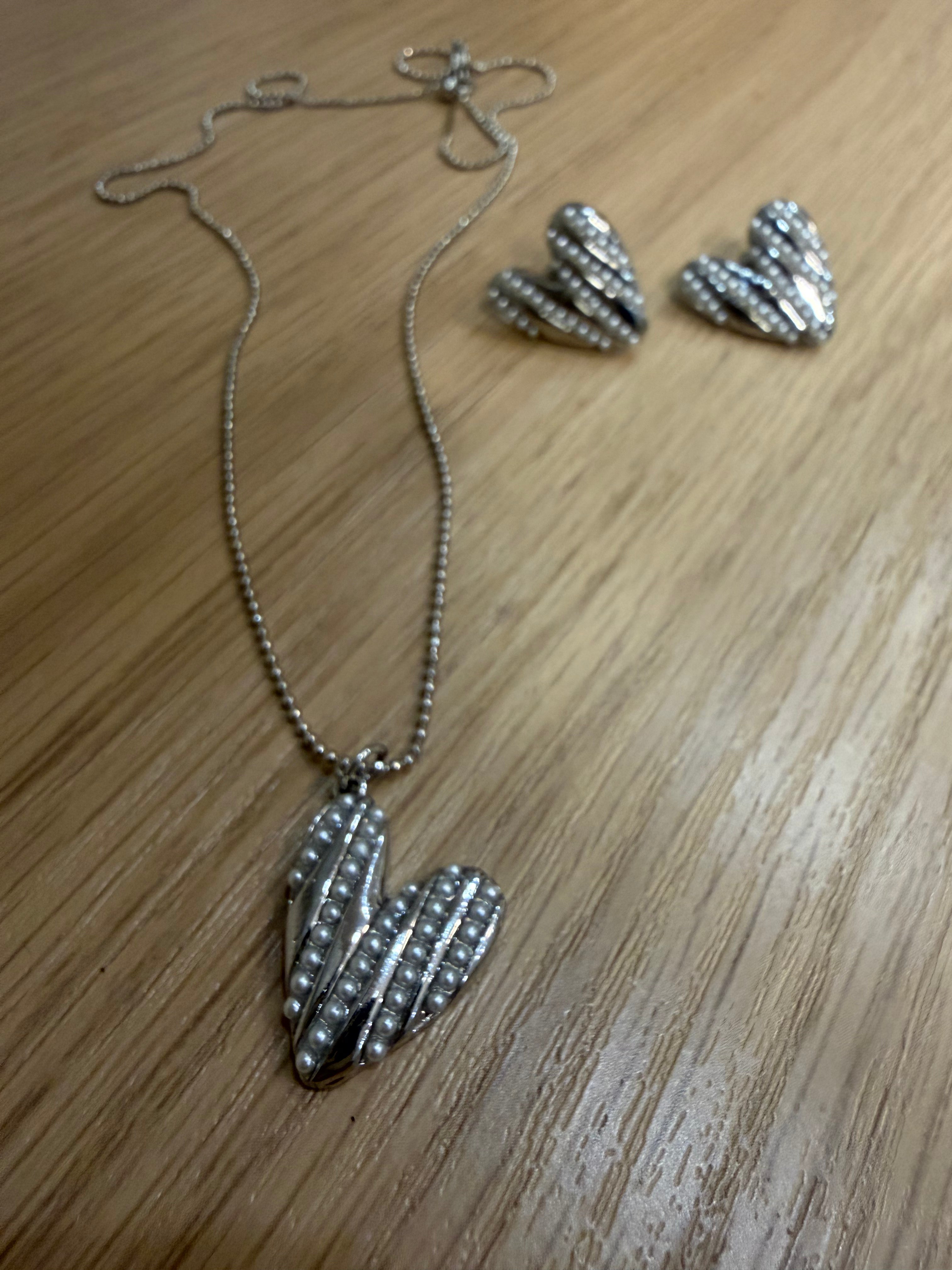 Set collar y aretes pearl corazones